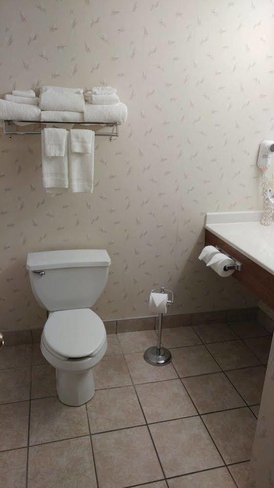 Country & By Radisson, Waterloo, Ia